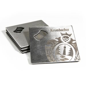 Quadratusche Metalluntersetzer mit Krombacher-Logo und Flaschenöffner. Vier quadratische Metalluntersetzer mit Krombacher-Logo und integriertem Flaschenöffner.